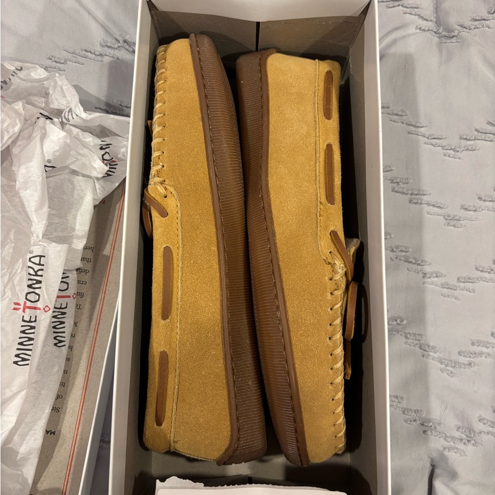 Minnetonka Women's Tan Pile Lined Slippers or Moccasins - Picture 2 of 4